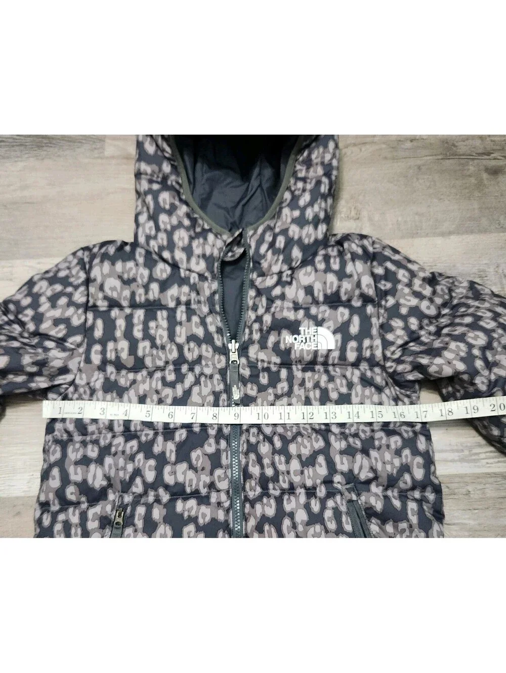 The North Face 550 Down Jacket Kids Size 10/12 Medium Reversible Leopard Grey...